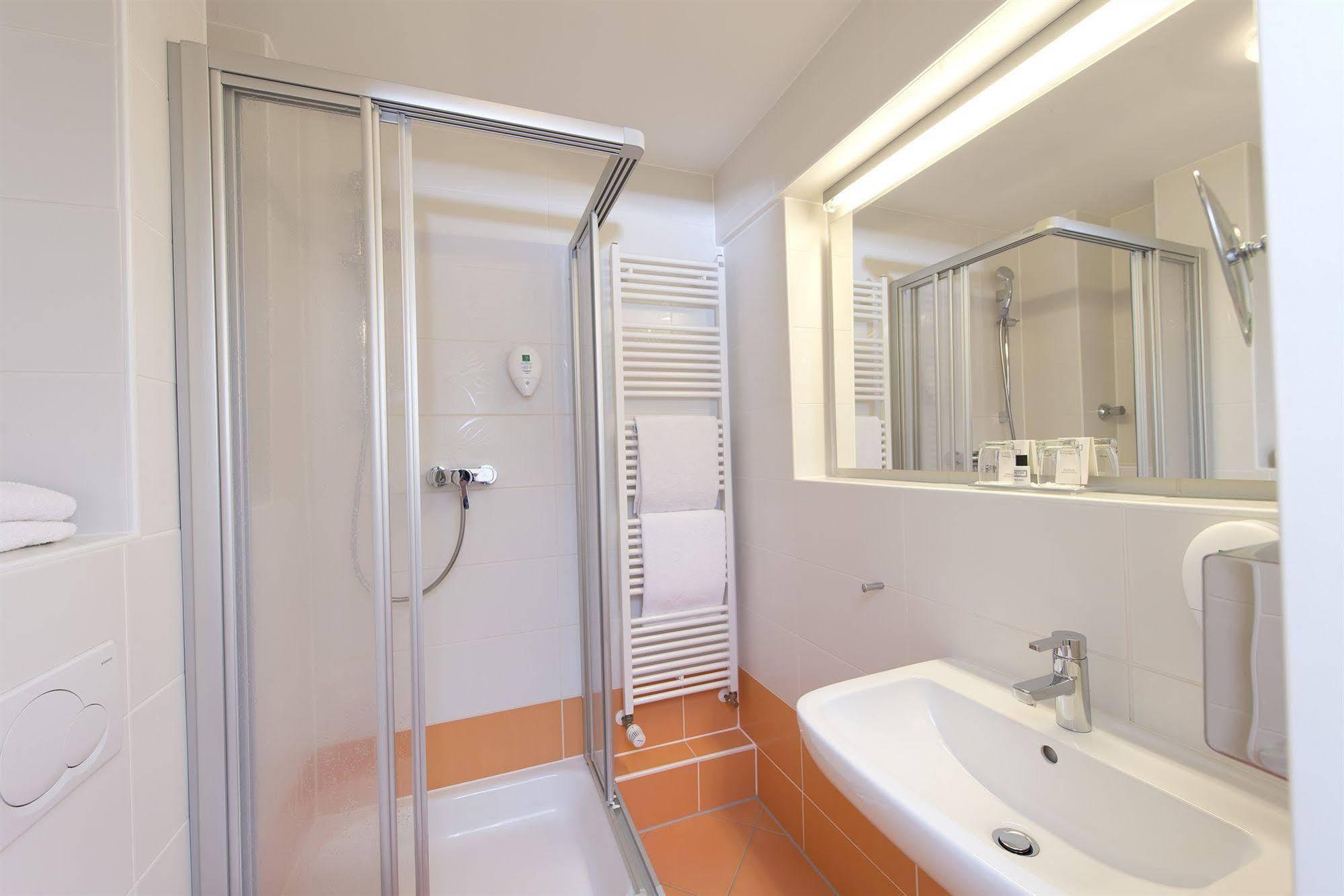 Tryp By Wyndham Frankfurt Hotell Frankfurt am Main Rum bild